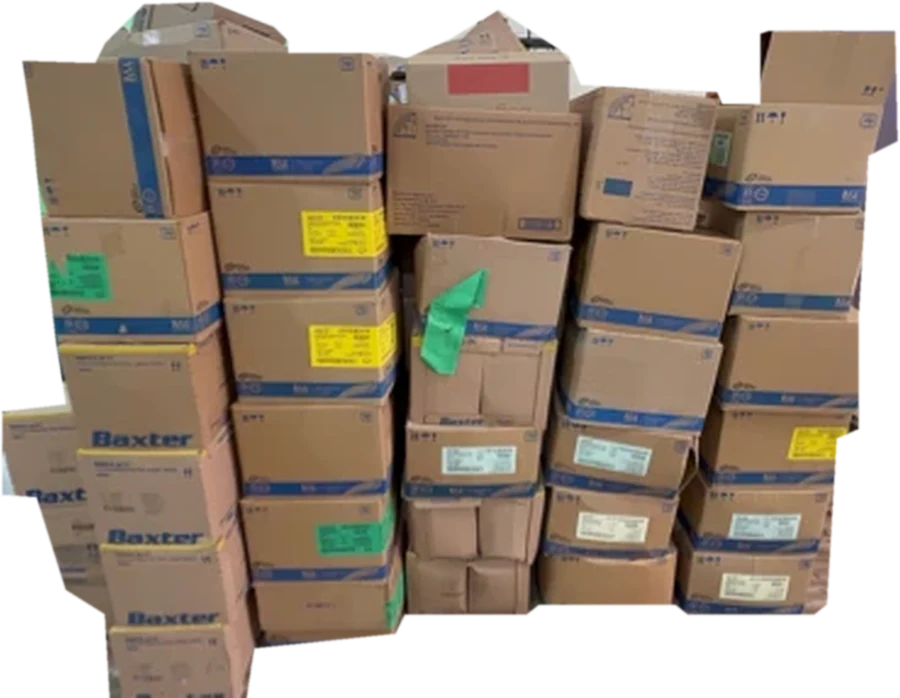 Cajas de tratamiento de diálisis peritoneal apiladas, listas para redistribuirse